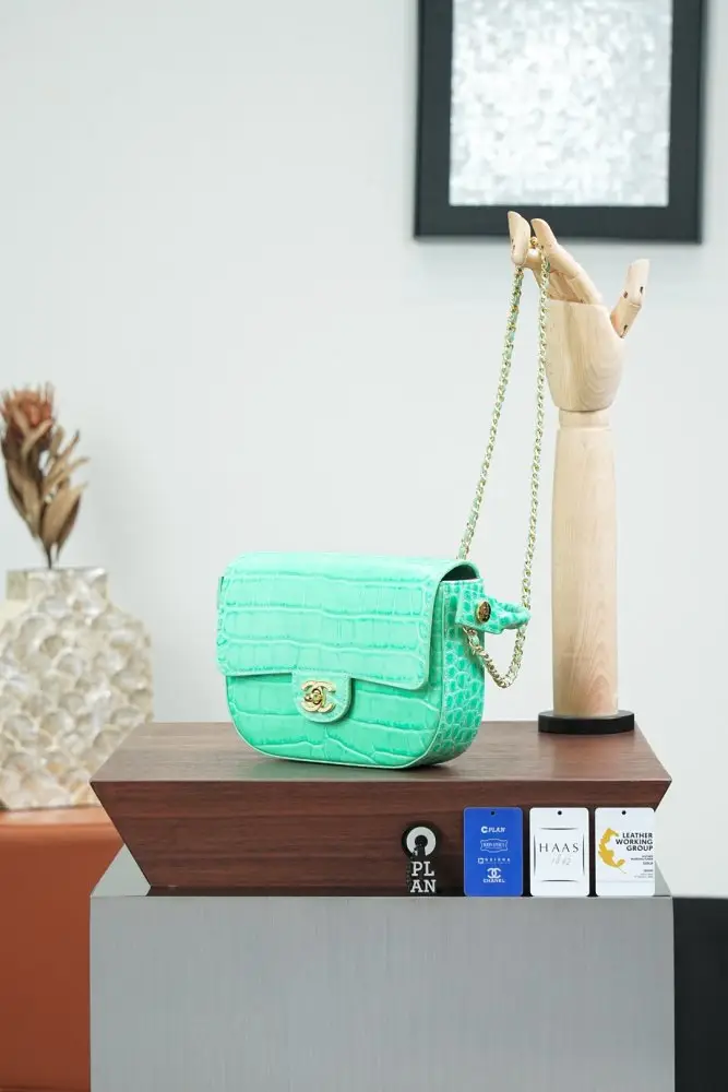 Chanel A bag on saddle 19 cm from embossed under crocodile skin — Photo 4