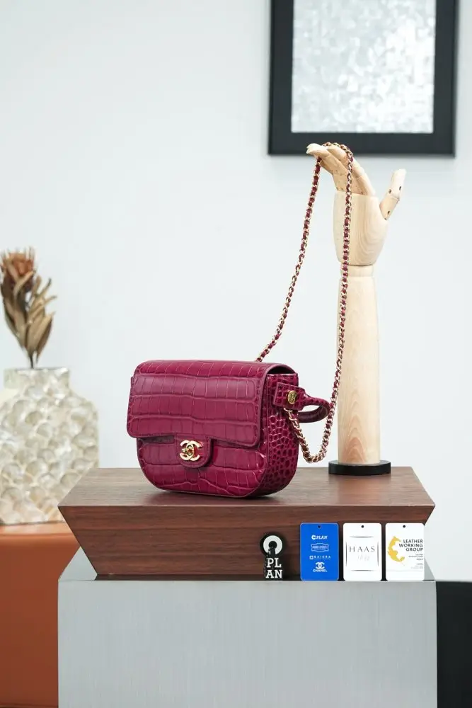 Chanel Сумка на сідло 19 см з тисненням під крокодилячу шкіру — Фото 5