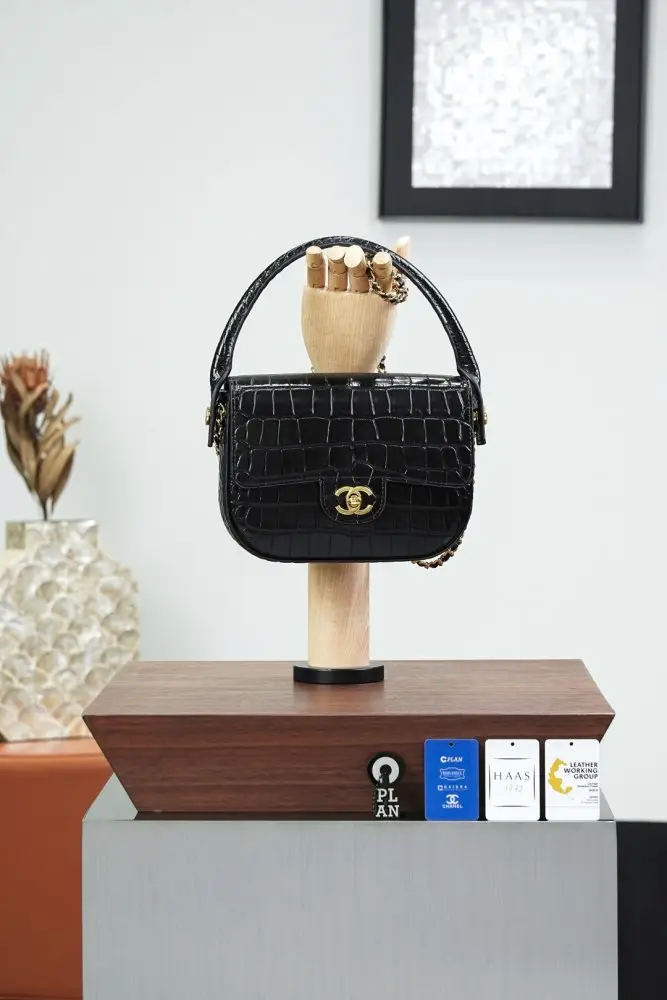 Chanel A bag on saddle 19 cm from embossed under crocodile skin — Photo 5