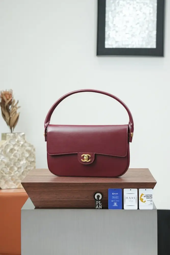 Chanel Сумка на сідло 26 см в кольорі бургунди — Фото 1