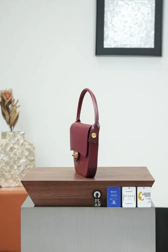 Chanel Сумка на сідло 26 см в кольорі бургунди — Фото 2