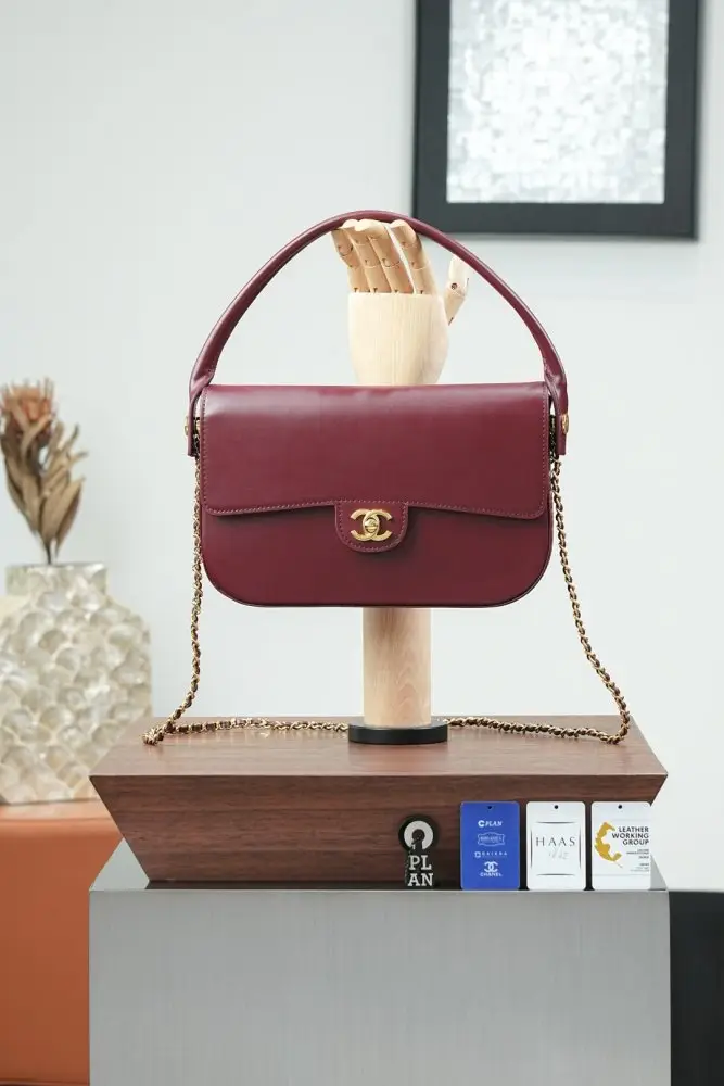 Chanel Сумка на сідло 26 см в кольорі бургунди — Фото 4