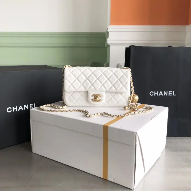 Chanel — Сумка Pearl Classic Flap 20 см з утепленої куртки Lambskin