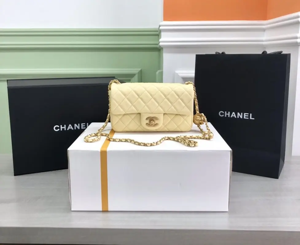 Chanel — Сумка Pearl Classic Flap 20 см з утепленої куртки Lambskin