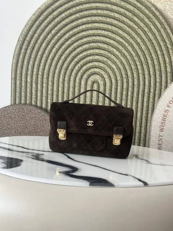 Chanel — Сумка замшевая 25 см из коллекции Pre-Fall Winter 2026