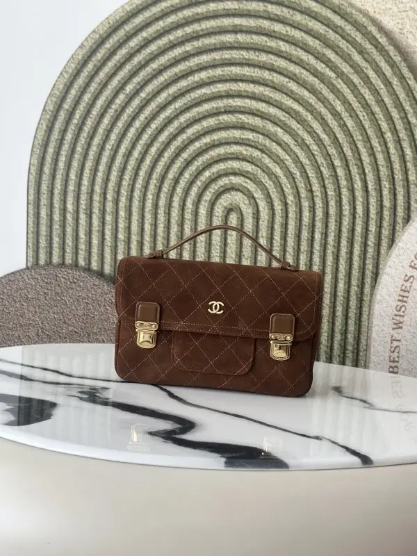 Chanel — Сумка замшевая 25 см из коллекции Pre-Fall Winter 2026