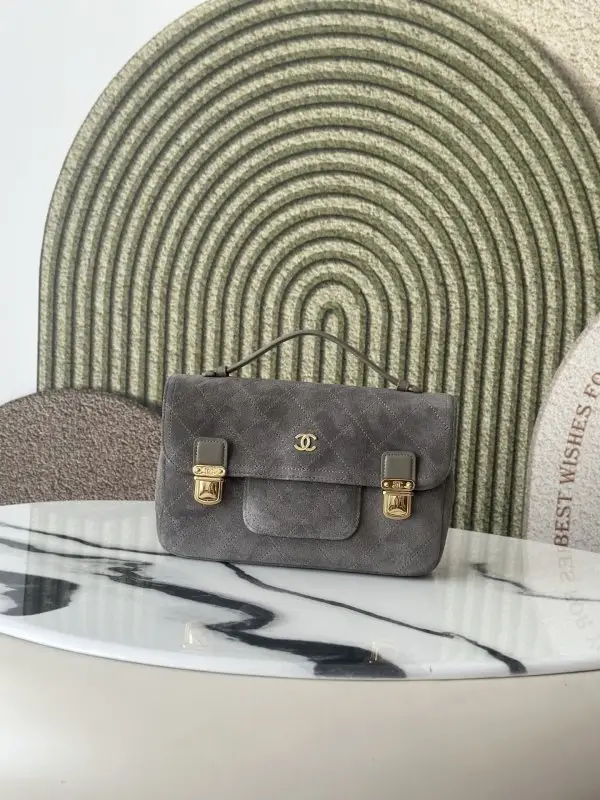 Chanel — Сумка замшевая 25 см из коллекции Pre-Fall Winter 2026