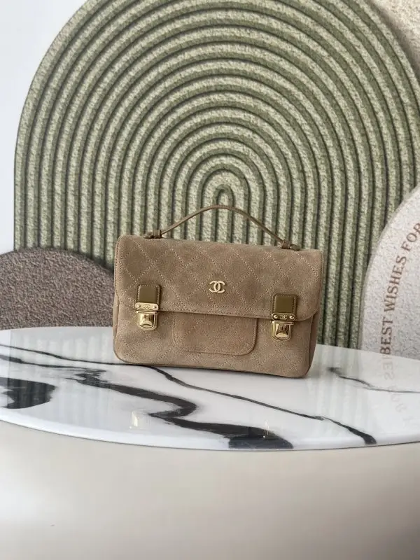 Chanel — Сумка замшевая 25 см из коллекции Pre-Fall Winter 2026