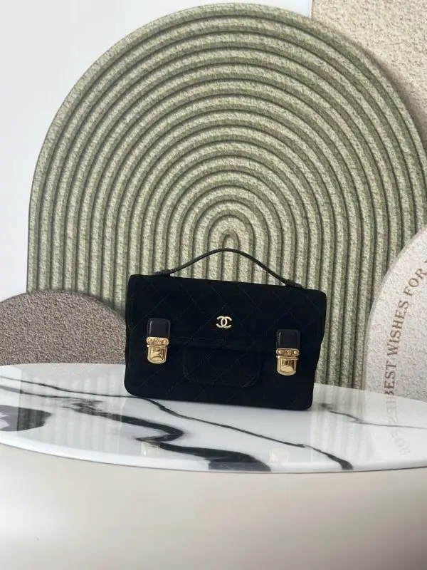 Chanel — Сумка замшевая 25 см из коллекции Pre-Fall Winter 2026
