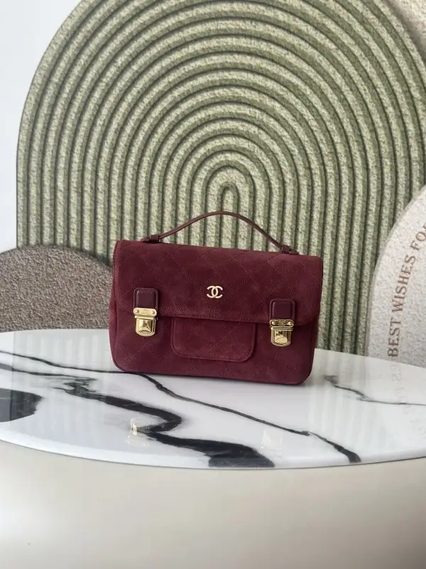 Chanel — Сумка замшевая 25 см из коллекции Pre-Fall Winter 2026