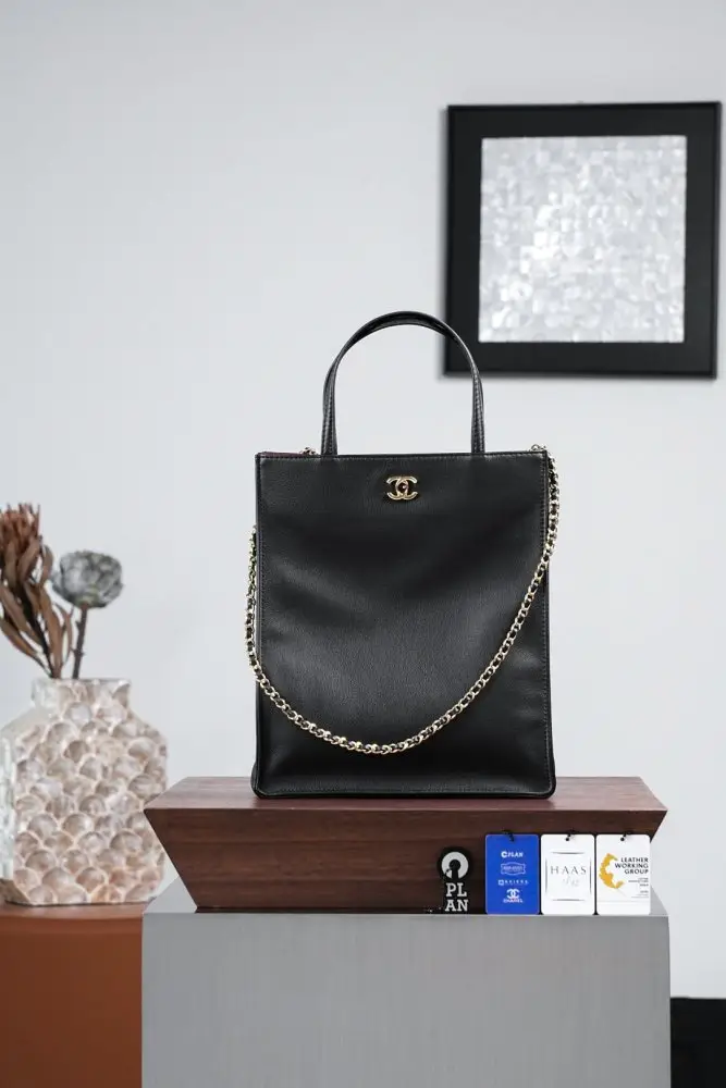 Chanel — Сумка-тоут 26A кожаная 23 см