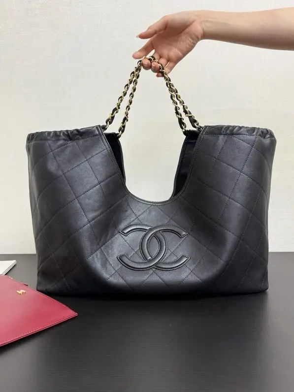 Chanel — A bag тоут 26B Double C leather 21 cm