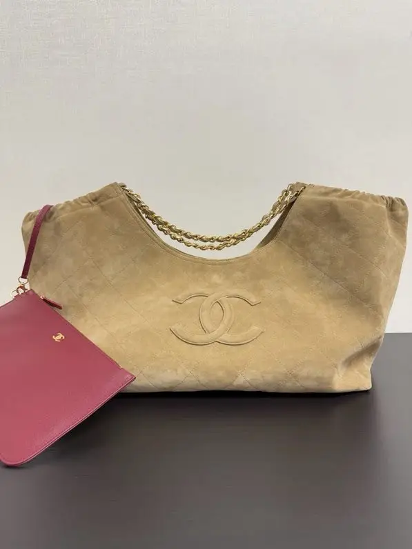 Chanel — A bag тоут 26B Double C suede 21 cm