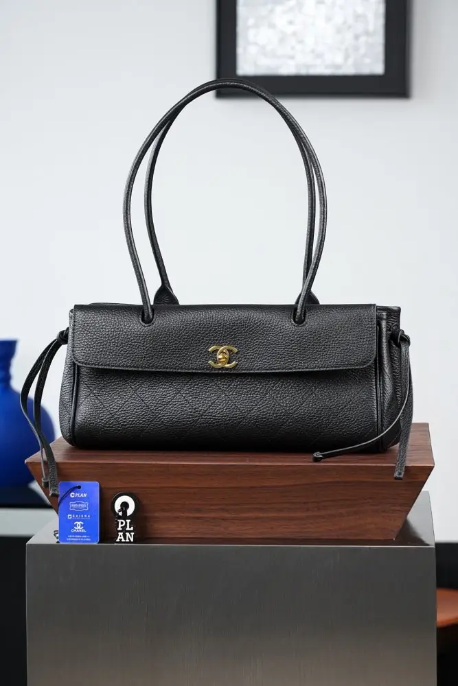 Chanel — Сумка тоут Baguette кожаная 32 см