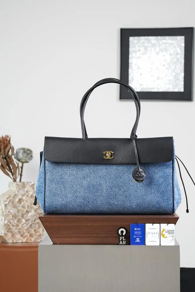 Chanel — Сумка тоут Denim Baguette Medium 38 см
