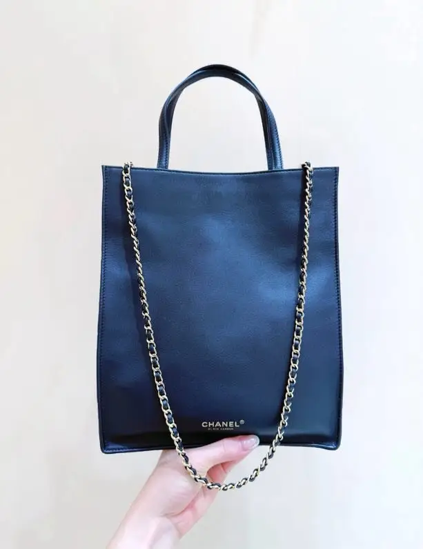 Chanel — A bag-тоут leather 26A Vertical Small 23 cm