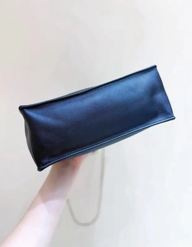 Chanel A bag-тоут leather 26A Vertical Small 23 cm — Photo 2
