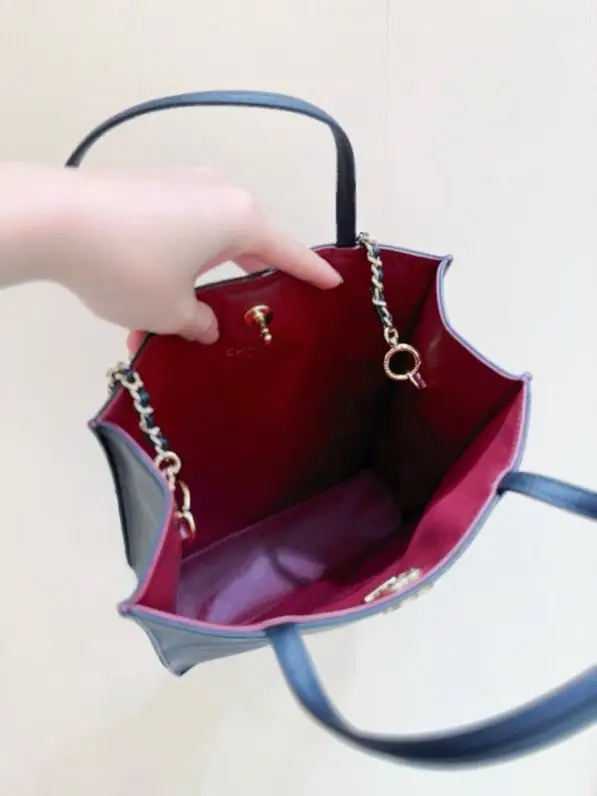 Chanel A bag-тоут leather 26A Vertical Small 23 cm — Photo 4
