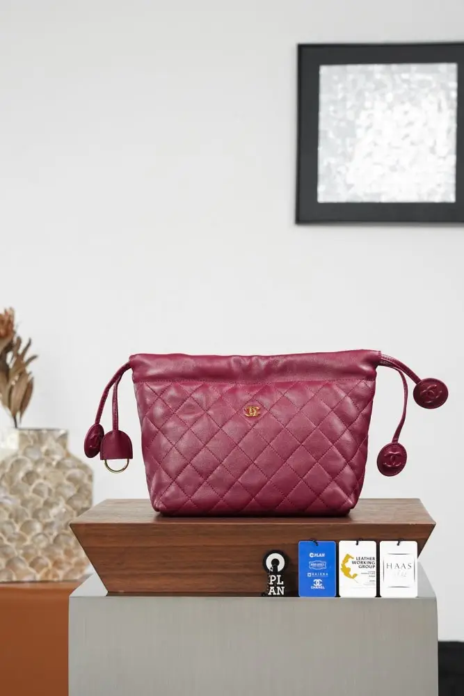 Chanel — A bag women's leather 22 cm on expositions