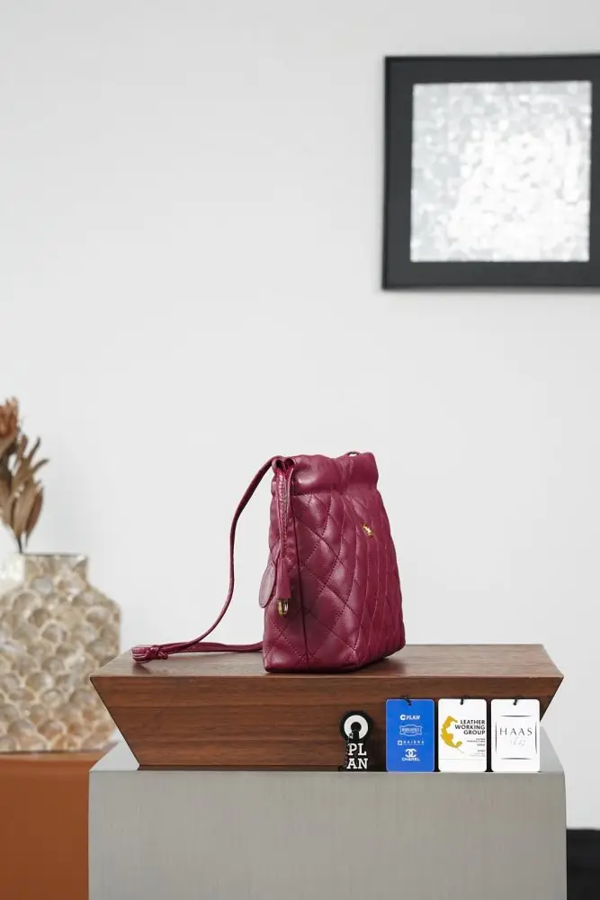 Chanel A bag women's leather 22 cm on expositions — Photo 2