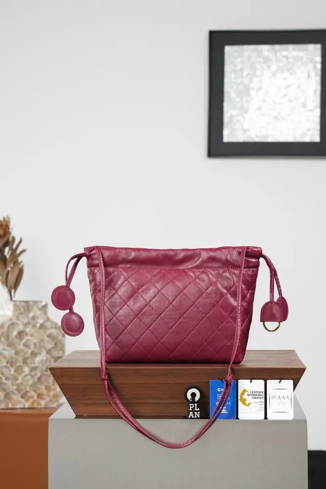 Chanel A bag women's leather 22 cm on expositions — Photo 3