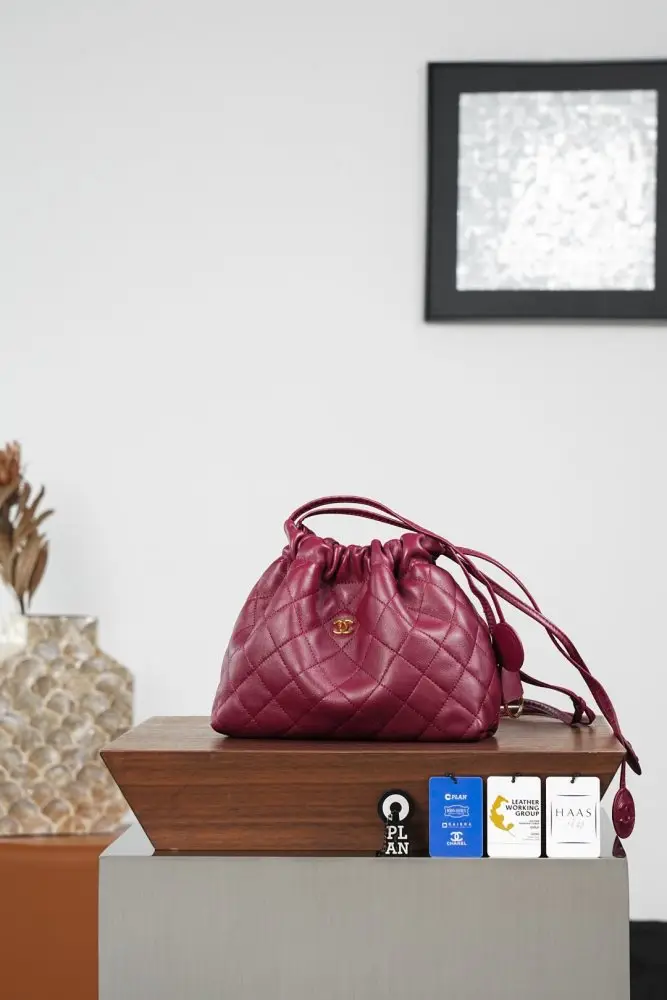 Chanel A bag women's leather 22 cm on expositions — Photo 4