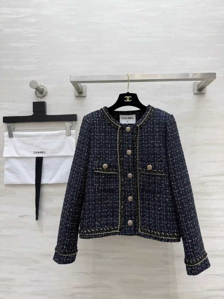 Chanel — A jacket tweed female