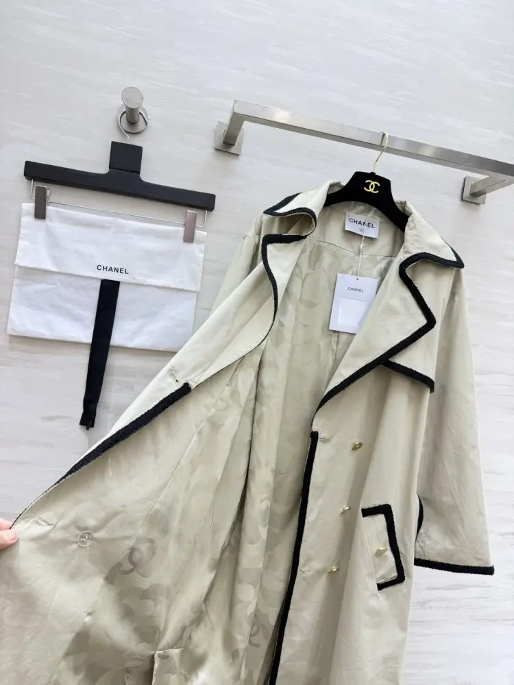 Chanel A long trench female — Photo 5