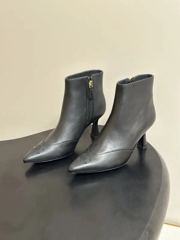 Chanel Ankle boots on heel — Photo 3