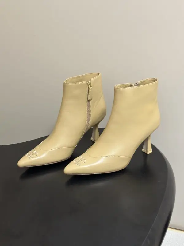 Chanel Ankle boots on heel — Photo 3