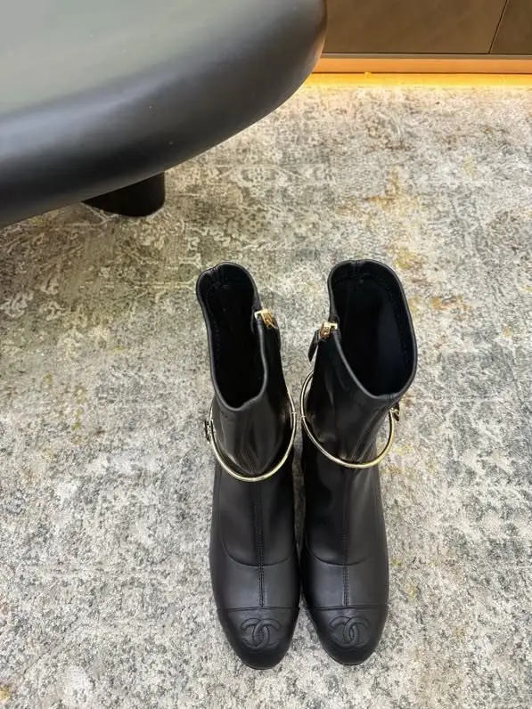 Chanel Ankle boots on heel — Photo 3