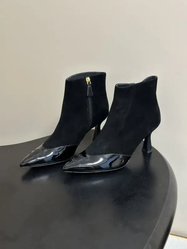 Chanel Ankle boots on heel — Photo 3