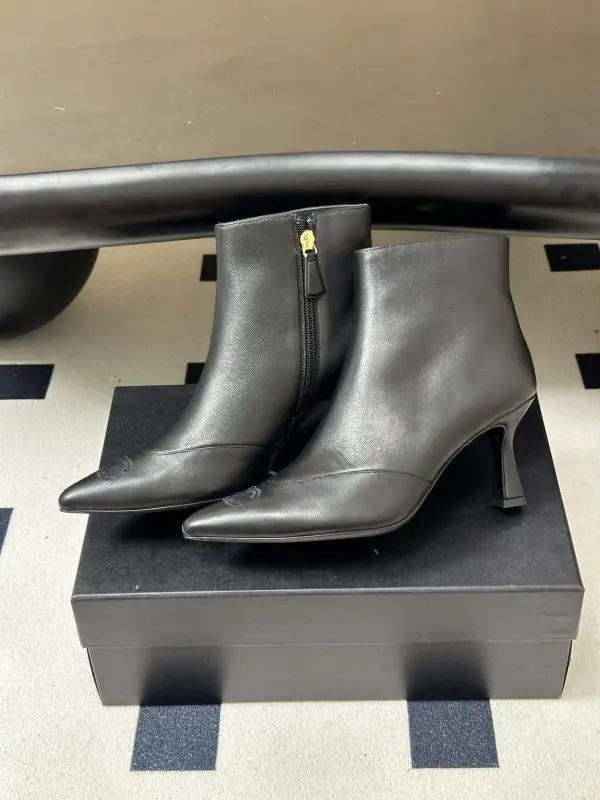 Chanel Ankle boots on heel — Photo 4