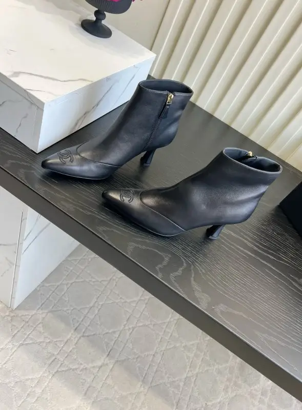Chanel Ботильйони на високому підборах з гострим носком — Фото 2