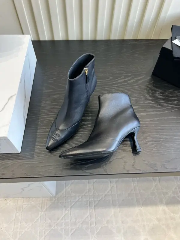 Chanel Ботильйони на високому підборах з гострим носком — Фото 4