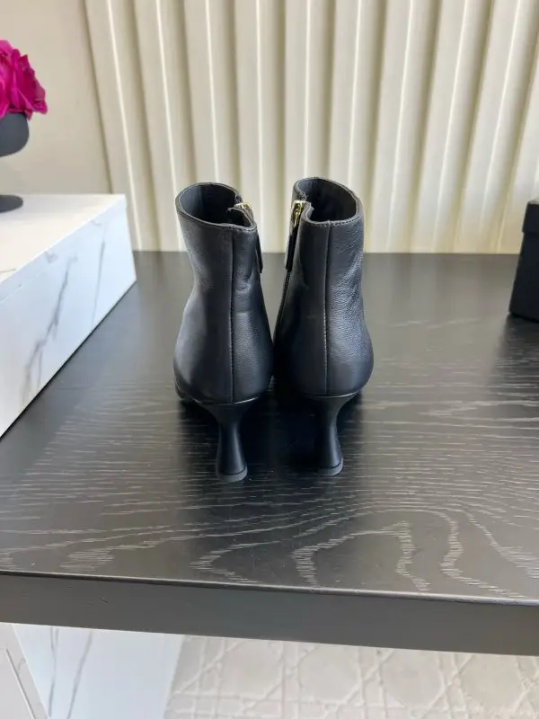 Chanel Ботильйони на високому підборах з гострим носком — Фото 5