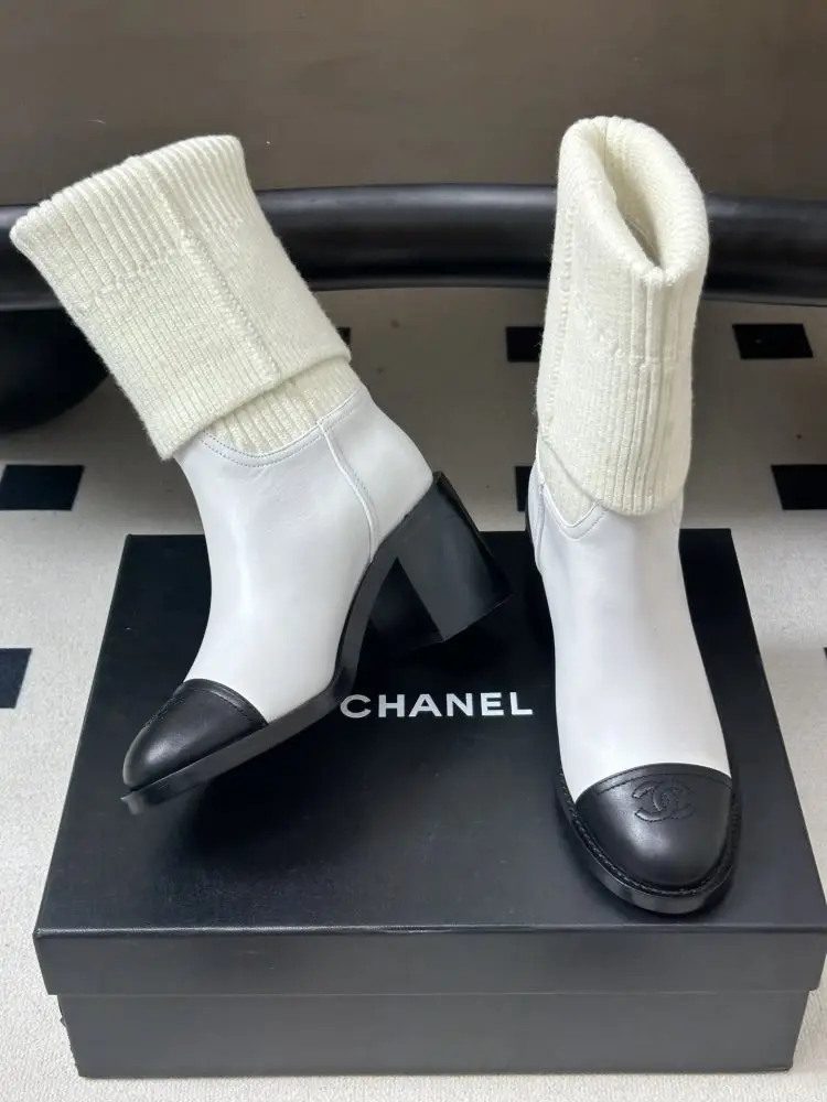 Chanel Ankle boots on high heel — Photo 4