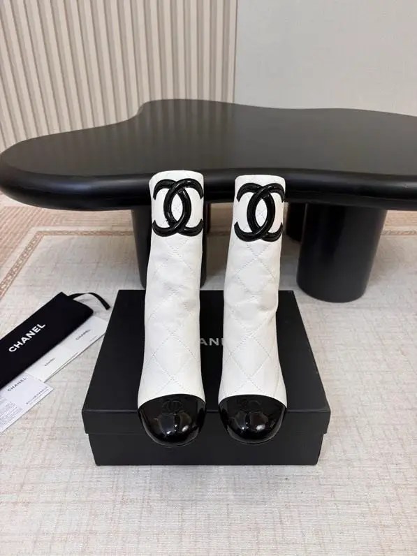 Chanel Ankle boots on pearly heel — Photo 3