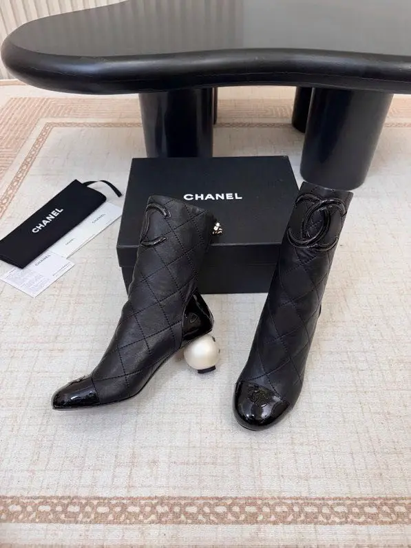 Chanel Ботильоны на жемчужном каблуке — Фото 4