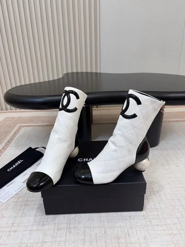 Chanel Ankle boots on pearly heel — Photo 4