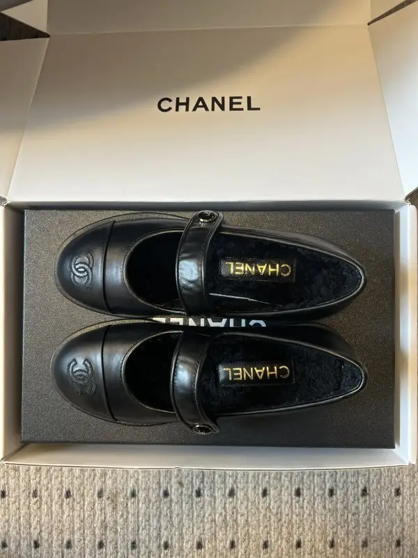 Chanel Ballet shoes on fur winter — Photo 2