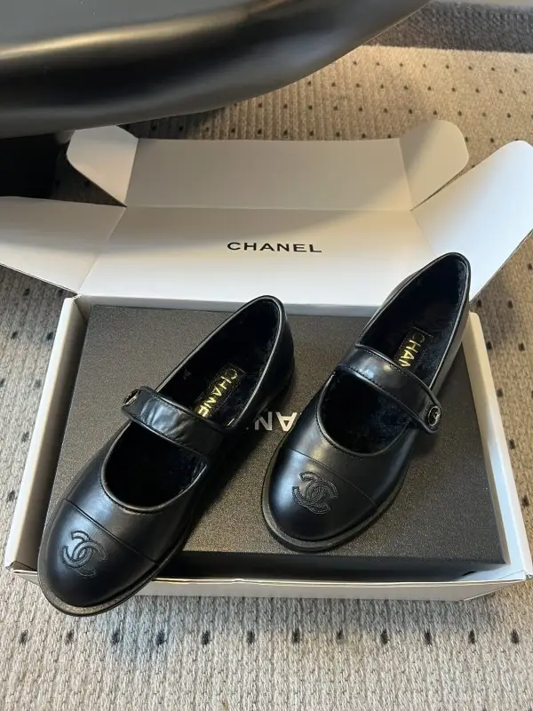 Chanel Ballet shoes on fur winter — Photo 3