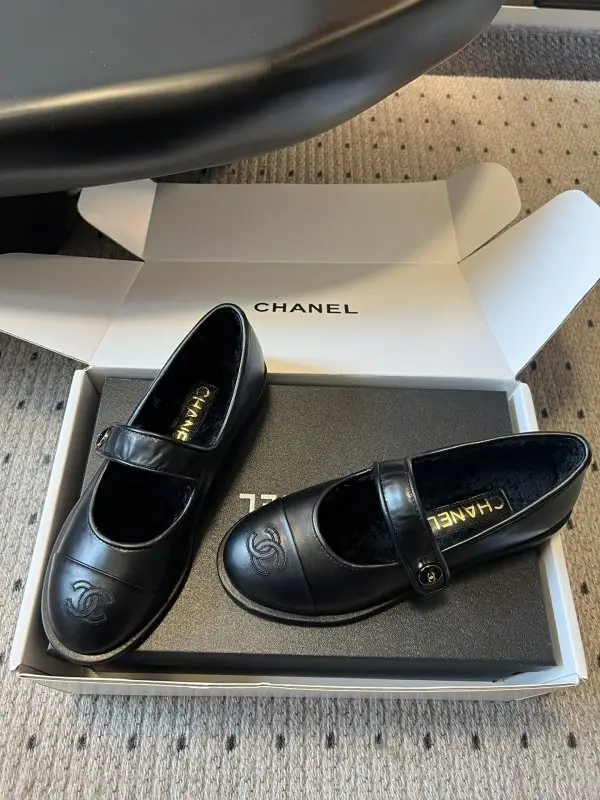Chanel Ballet shoes on fur winter — Photo 4