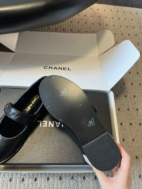 Chanel Ballet shoes on fur winter — Photo 5