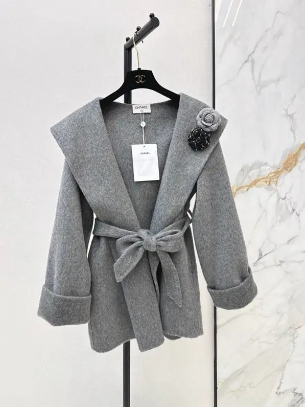 Chanel — Bilateral wool coat from hood