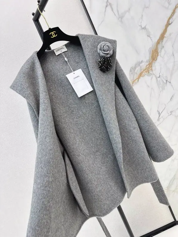 Chanel Bilateral wool coat from hood — Photo 5