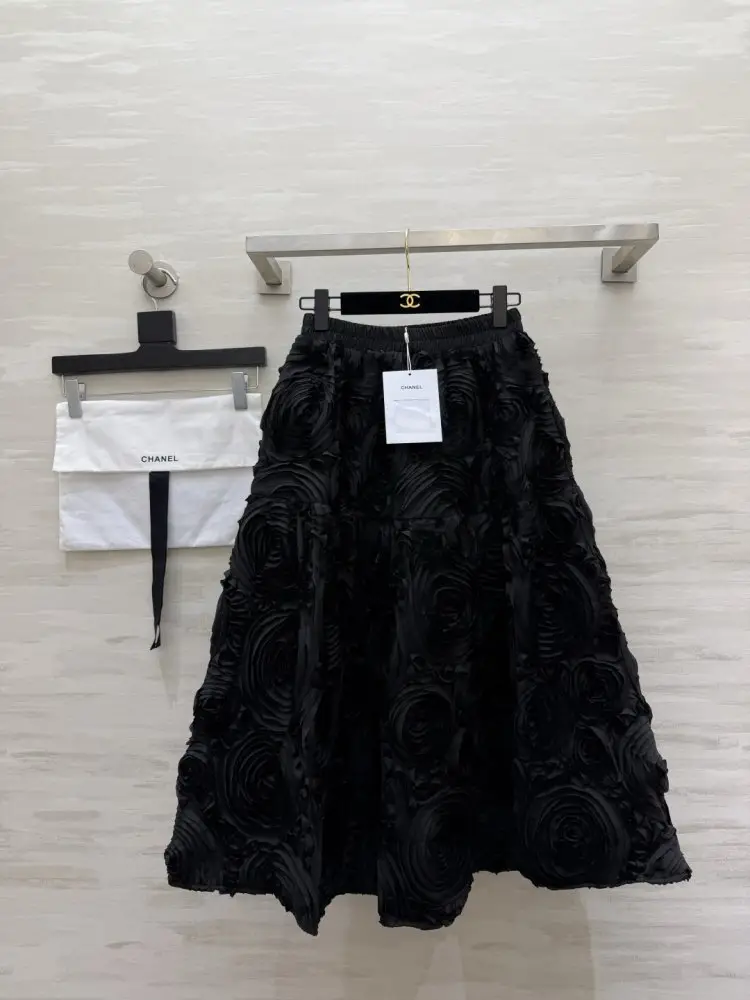 Chanel — Черная атласная юбка