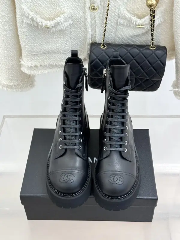Chanel Черевики шкіряні на шнурівці жіночі — Фото 4