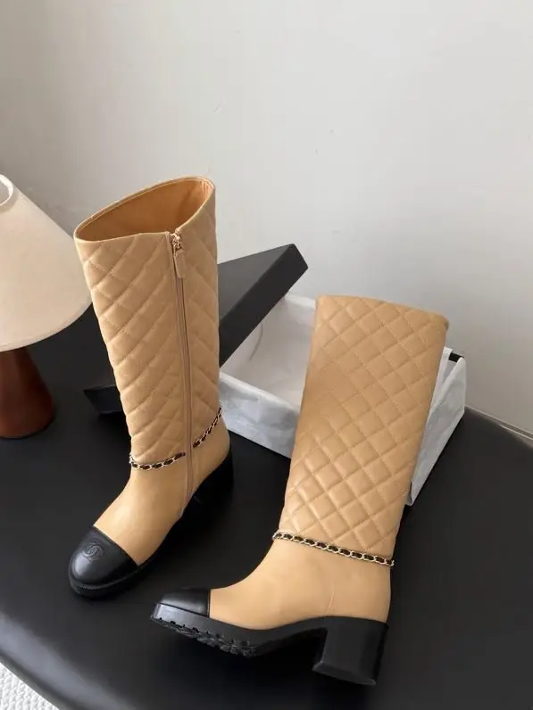 Chanel — Чоботи шкіряні на масивному підборах