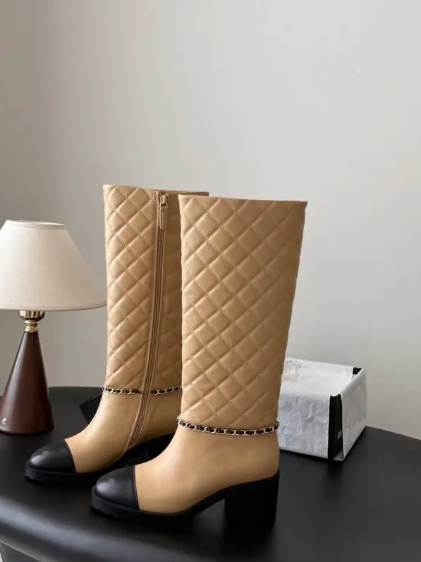 Chanel Boots leather on massive heel — Photo 2